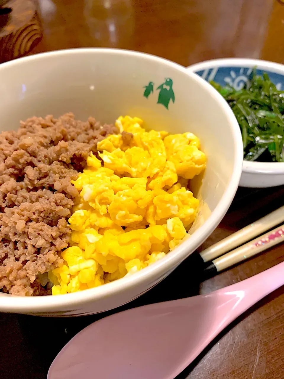 定番の二色丼🤎💛|みっこちゃんさん