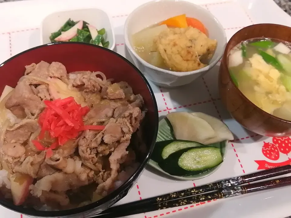 牛丼
小松菜のごま和え
がんもどきと野菜の煮物
味噌汁
漬物(即席べったら漬風)|あぁちゃんさん