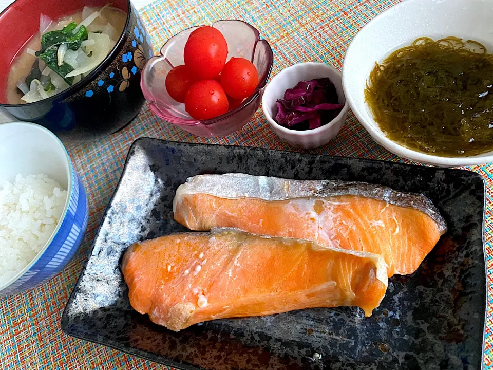 面倒くさくて鮭はレンチン…味噌汁しか作ってない一人の日のご飯|ずずさん