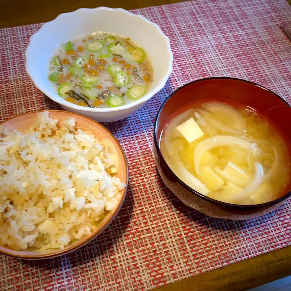 Snapdishの料理写真:鯛飯と、味噌汁と、納豆ともずくとオクラの和物|もえさん