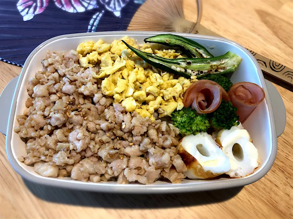 Snapdishの料理写真:サラ弁　　　　　　　　　　　　　　　　　鶏そぼろ　炒り卵　ロースハム　焼きオクラ　チーカマ|じゅんさんさん