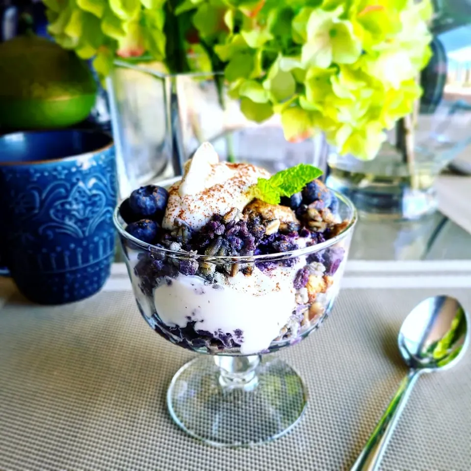 Snapdishの料理写真:Blueberry Oat Crunch Parfait|Jbunny Caféさん