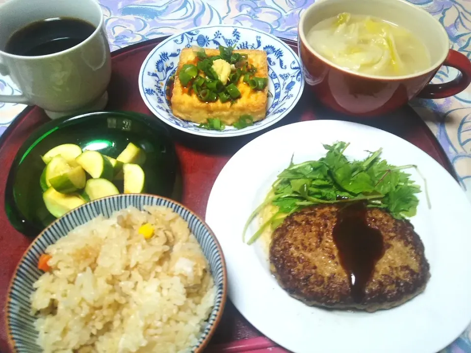 よねばーばの朝ごはん
ハンバーグ、
焼き厚揚げ豆腐、葱、生姜醤油、
キャベツのスープ
ズッキーニの糠漬け、
炊き込み御飯、コーヒー、|yoneばーばさん