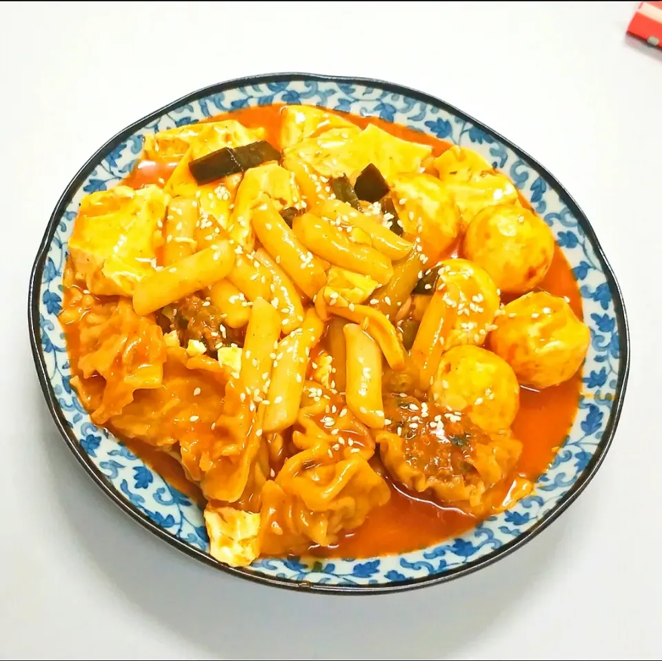 spicy tobboki with assorted dumplings|Nura Hazさん