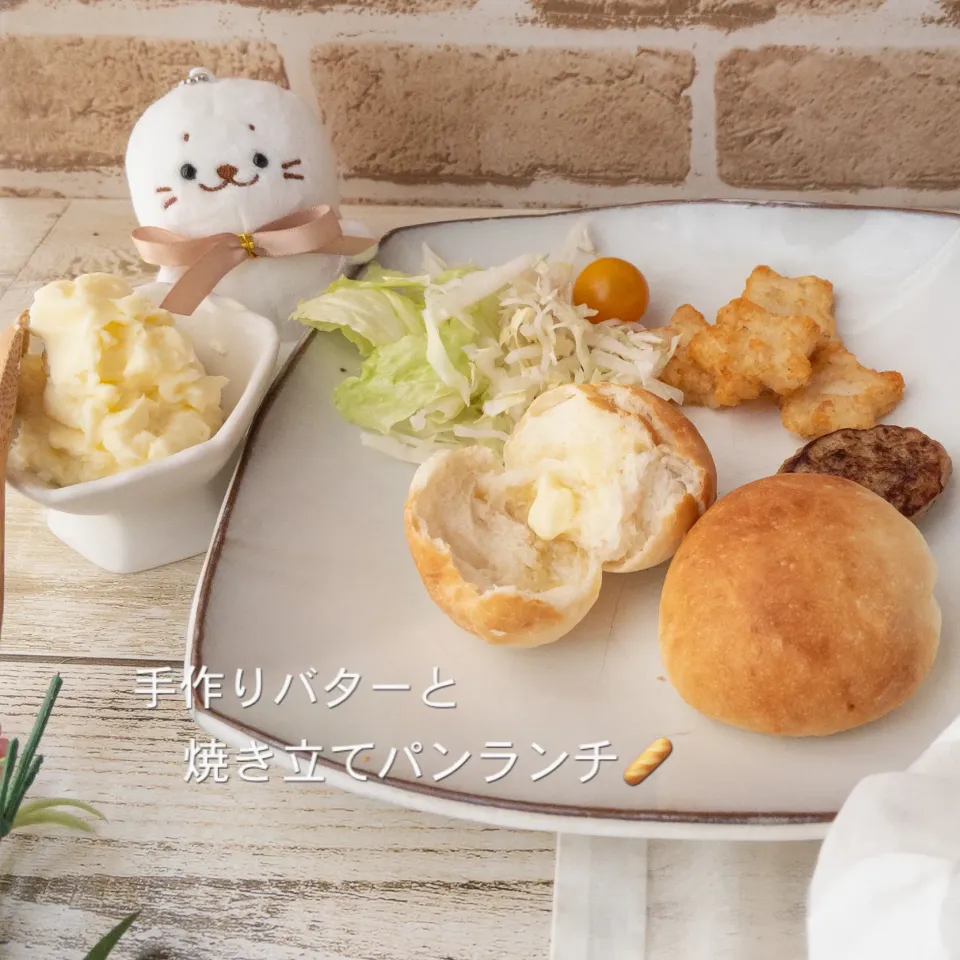 娘の手作りバターと
焼き立てパンのランチ🥖|hari-co ＊ はりこさん