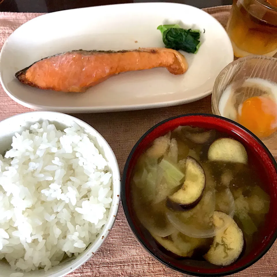 焼鮭、野菜味噌汁、温玉|純さん