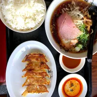 外で昼飯　ラーメン・餃子定食