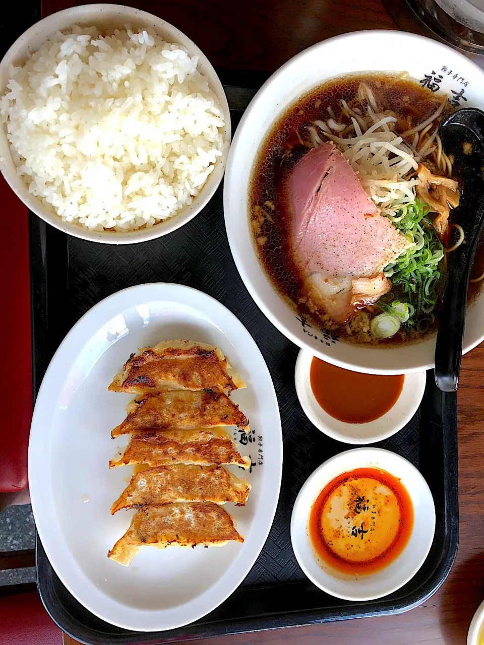 外で昼飯　ラーメン・餃子定食|コバやんさん