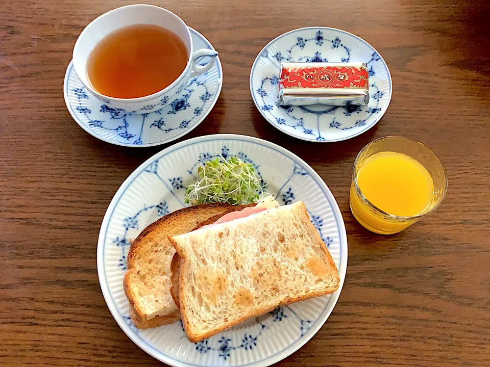 ライ麦パンのハムチーズトースト🍞今日の昼食🍊🧀🍹|rococoさん