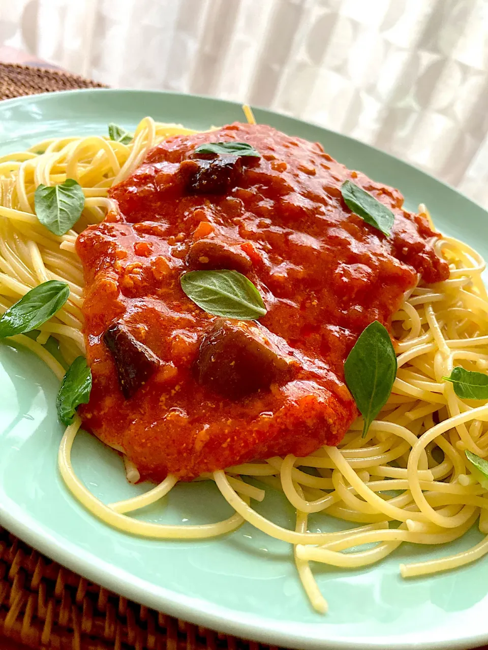 私の昼ごはん😋ミートソーススパゲティ（レトルト）に庭のバジル🌱|アイさん