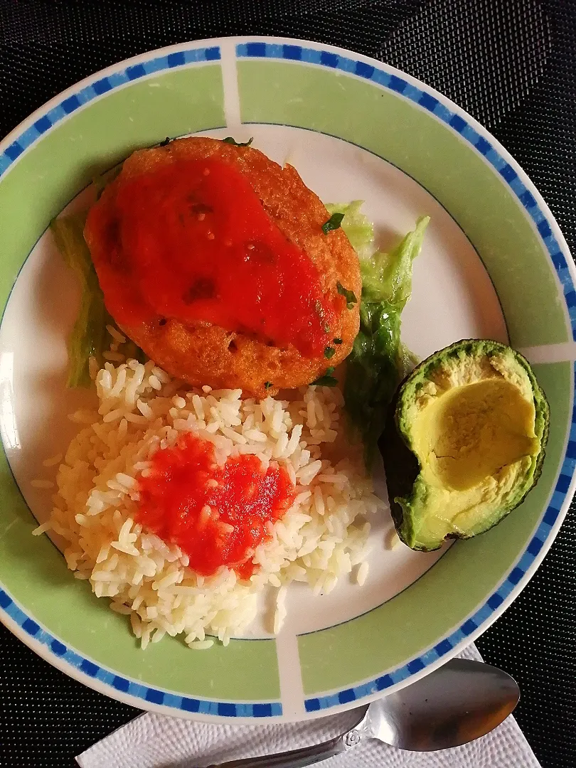 Snapdishの料理写真:Chile Relleno 
Arroz y Aguacate|Estuardoさん