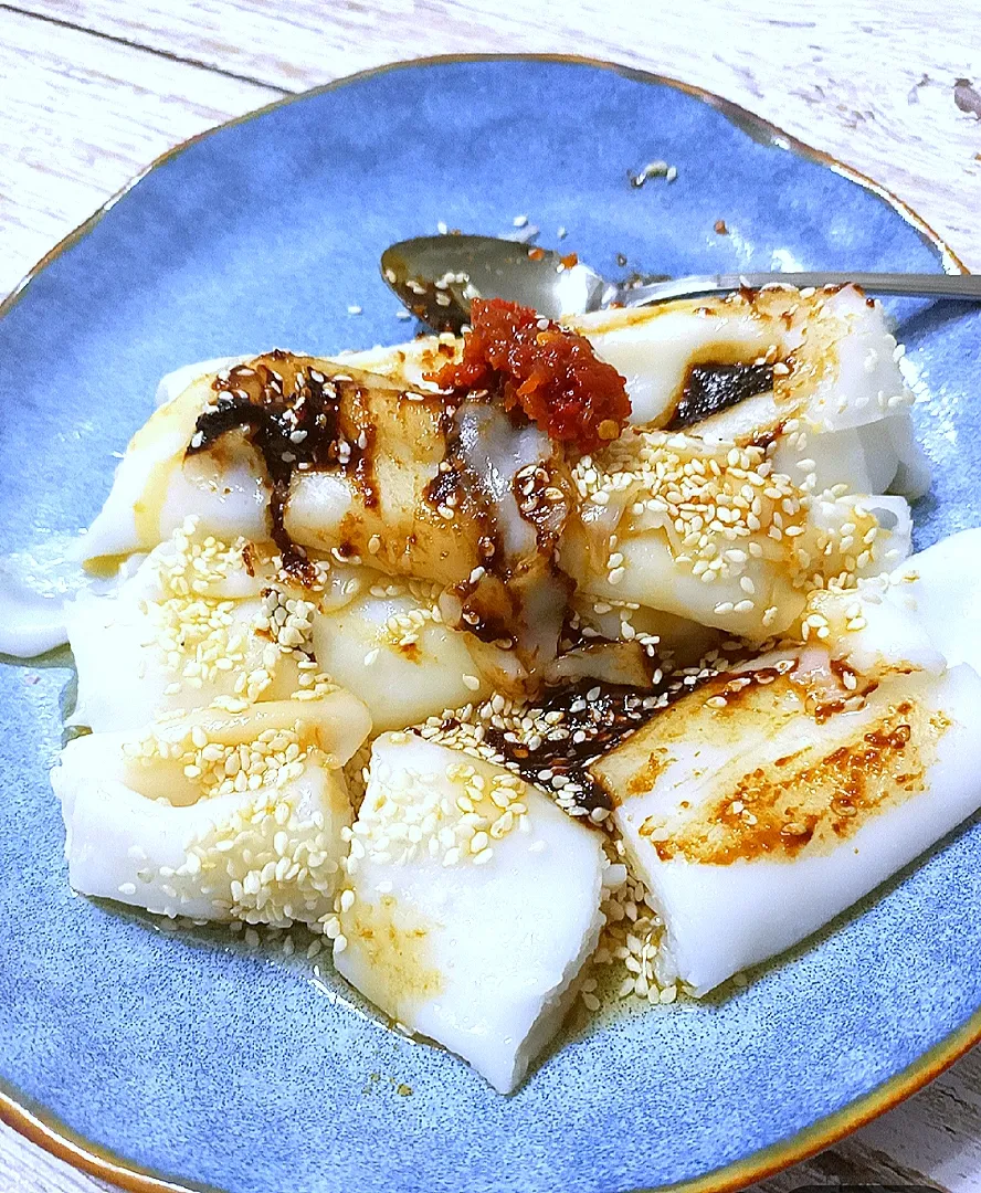 streamed rice noodle rolls with sesame oil and sesame seeds ..
one of Singapore's favorite breakfast|Fatmamaさん