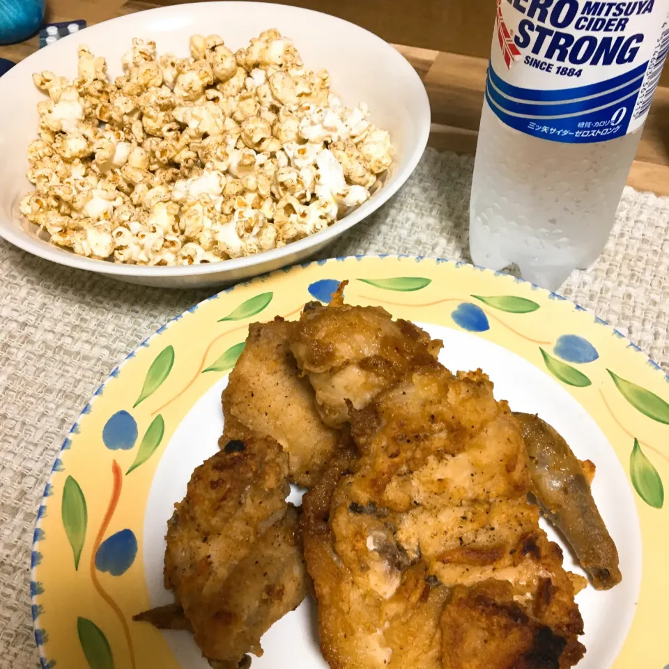 ジャンクな夜食‼️手作りポップコーンカレー味　フライドチキン|marioさん