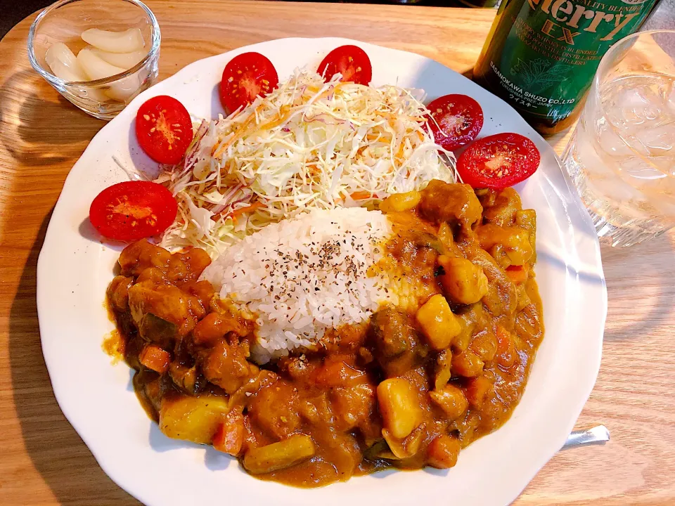 今夜は福島のチェリーウイスキー🥃自家製ラッキョ漬け、野菜たっぷりチキンカレー🍛相変わらず盛り付けのセンスはなし。洗い物を減らすワンプレ😅|海斗さん