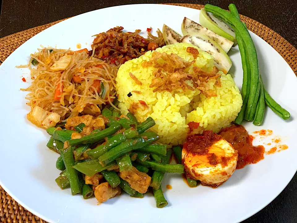 Nasi kuning kumplit|yeni kartikasariさん