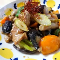 肉野菜炒めで在庫一掃セール

青唐辛子の南蛮味噌＋もろみを
糀甘酒で割って優しい甘さを加えて
炒めました🔥