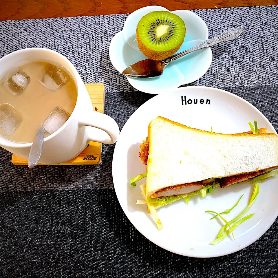 8月14日　朝ごはん　カツサンド、カフェオレ、キウイ|yakinasuさん