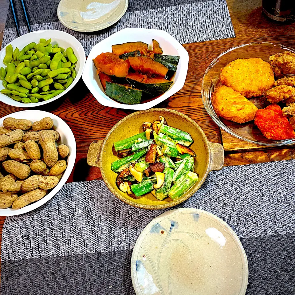 カボチャ甘煮、オクラと椎茸オイマヨ炒め、フライドチキンと、竜田揚げ、枝豆、茹でピーナッツ|yakinasuさん