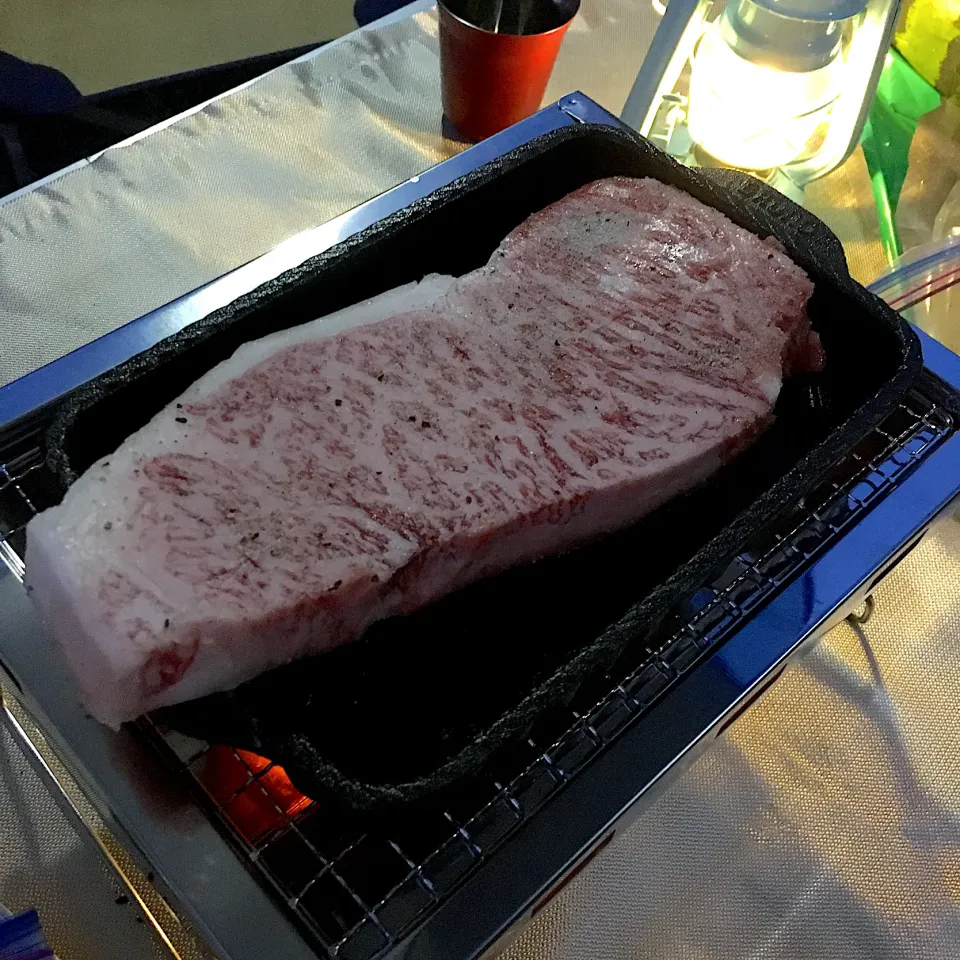 ハミ出すステーキ🥩|くろあおさん