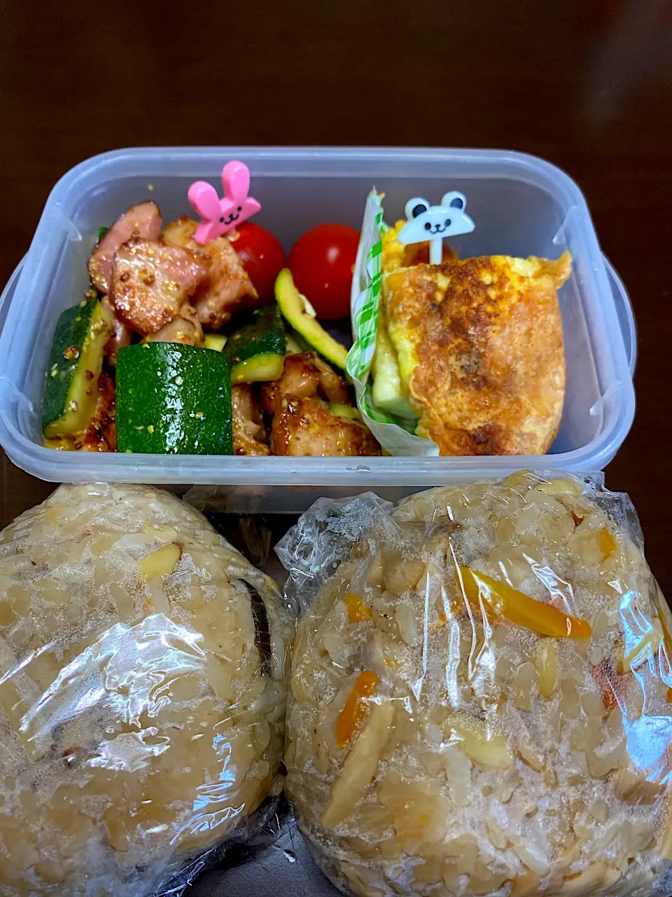 Snapdishの料理写真:今日のお弁当。ズッキーニとベーコンのマスタード炒め、チーズオムレツ。中華おこわのおむすび。|Kikuko Fujitaさん