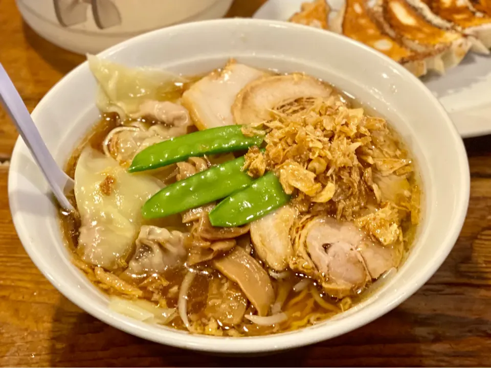 Snapdishの料理写真:かおたんラーメンえんとつ屋　チャーシュー麺揚げネギワンタントッピング|ddr3rdmixさん