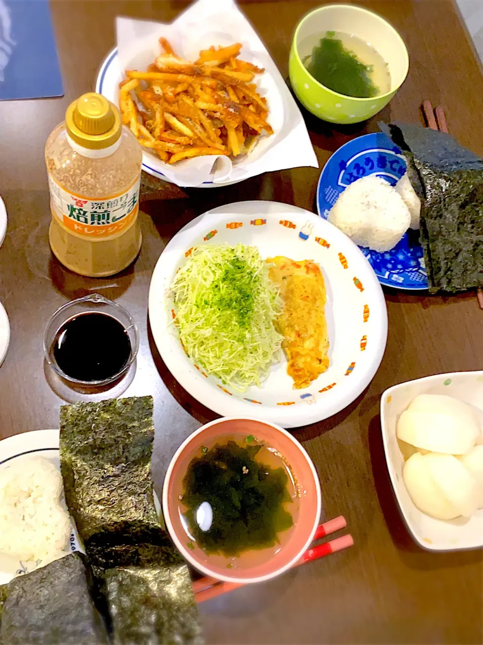 鰹節のふりかけのおにぎり🍙　焼き海苔　干し海老入り出し巻き卵　キャベツの千切り　青海苔　クリスピーフライドポテト　わかめスープ　梨|ch＊K*∀o(^^*)♪さん