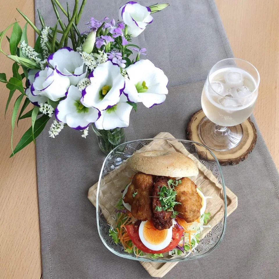 Snapdishの料理写真:8/15❤︎二色唐揚げ&半熟たまごベーグルサンド❤︎🥯🌱🥯🌱|Makinsさん