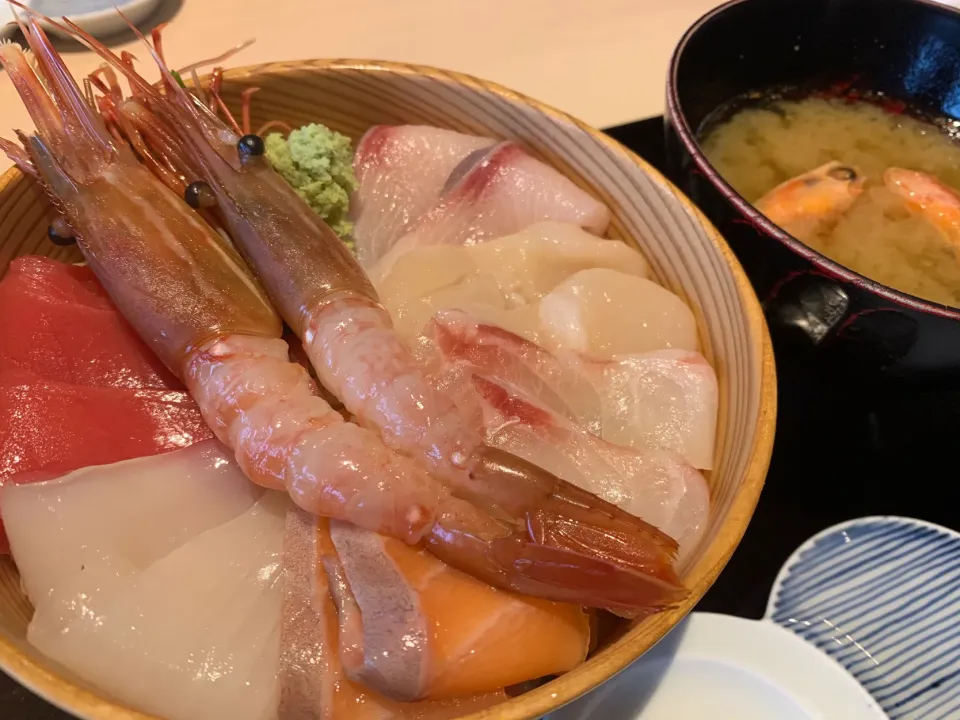 Snapdishの料理写真:夜勤明け、昼は、さっぱり秋田駅トピコの「秋田港」で海鮮丼(日替わりランチ丼)|お家でbar!さん