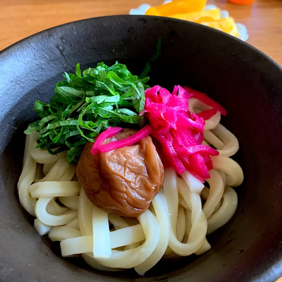 冷たいうどん🧊梅しそ昆布ポン酢|いちごさん