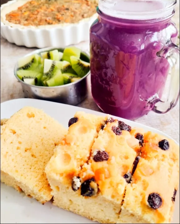 Snapdishの料理写真:Butter Raisin Cake & 
Purple Sweet Potato drink|Harlina  (Malaysia)さん