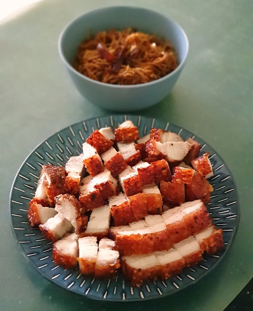 Snapdishの料理写真:Roasted Pork @ 烧肉 w/ Fried Bee Hoon|envymaqueenさん