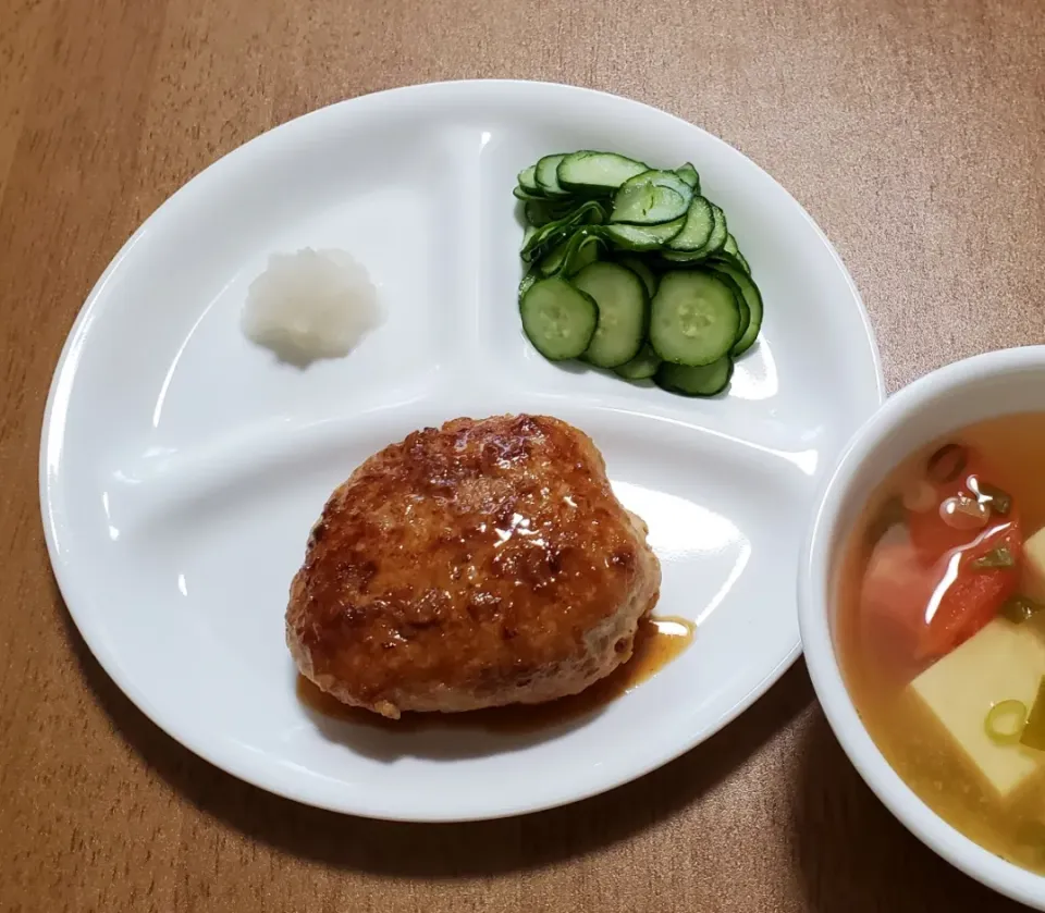 アップルビネガー照り焼きハンバーグ
きゅうりの酢の物
大根おろし
トマトとネギと豆腐の味噌汁|ナナさん