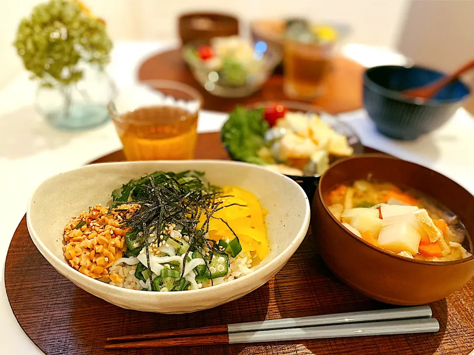 ばくだん丼ぶり|はる꒰(๑´•.̫ • `๑)꒱さん