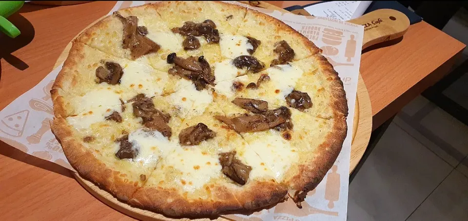 Truffles Mushroom Thin Pizza 🍕 🍄
Tino's Italian Pizza |🌷lynnlicious🌷さん