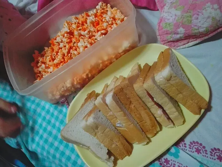 popcorn and ham sandwich|Jonah Mae Linganさん