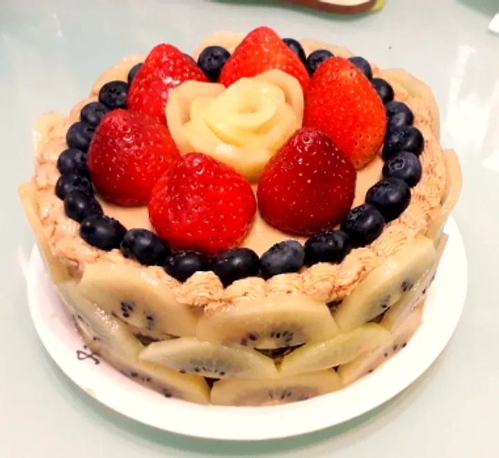 chocolate mint cake with fruit 😋😋|Tari Kitchenさん