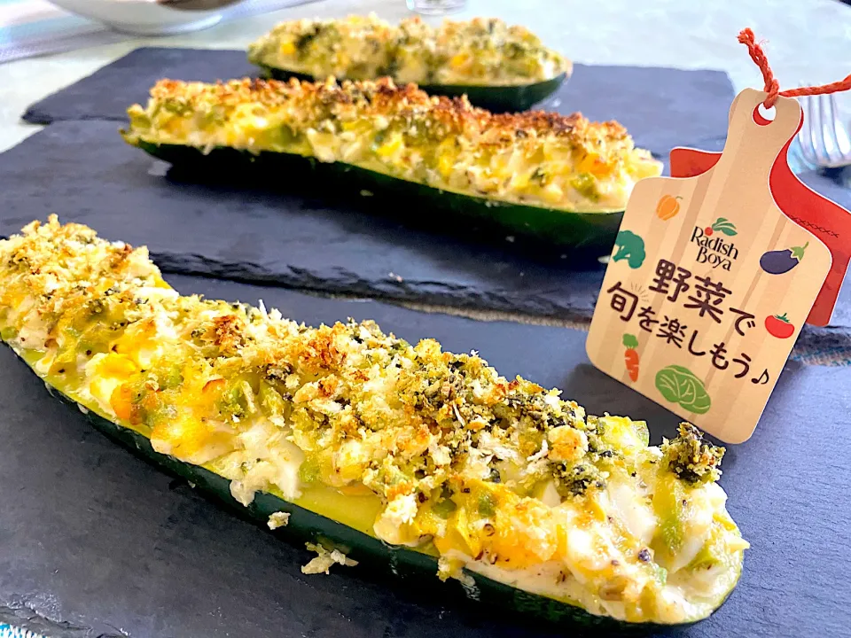 めるぼ 💟さんの料理 アボタル乗せ
  ズッキーニボート
              の
       ウォーム
 オーブンベイクド
       サラダ🍴🍃|ぽっちさん