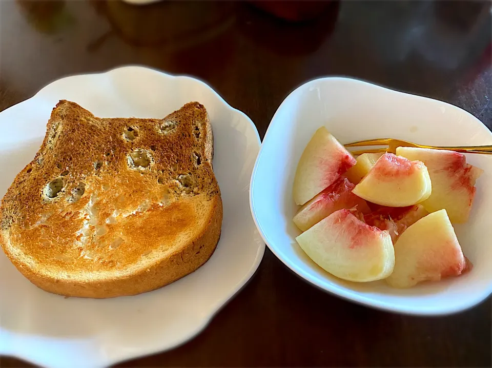 朝ごパン🍞と旬のフルーツ🍑|まるちゃんさん