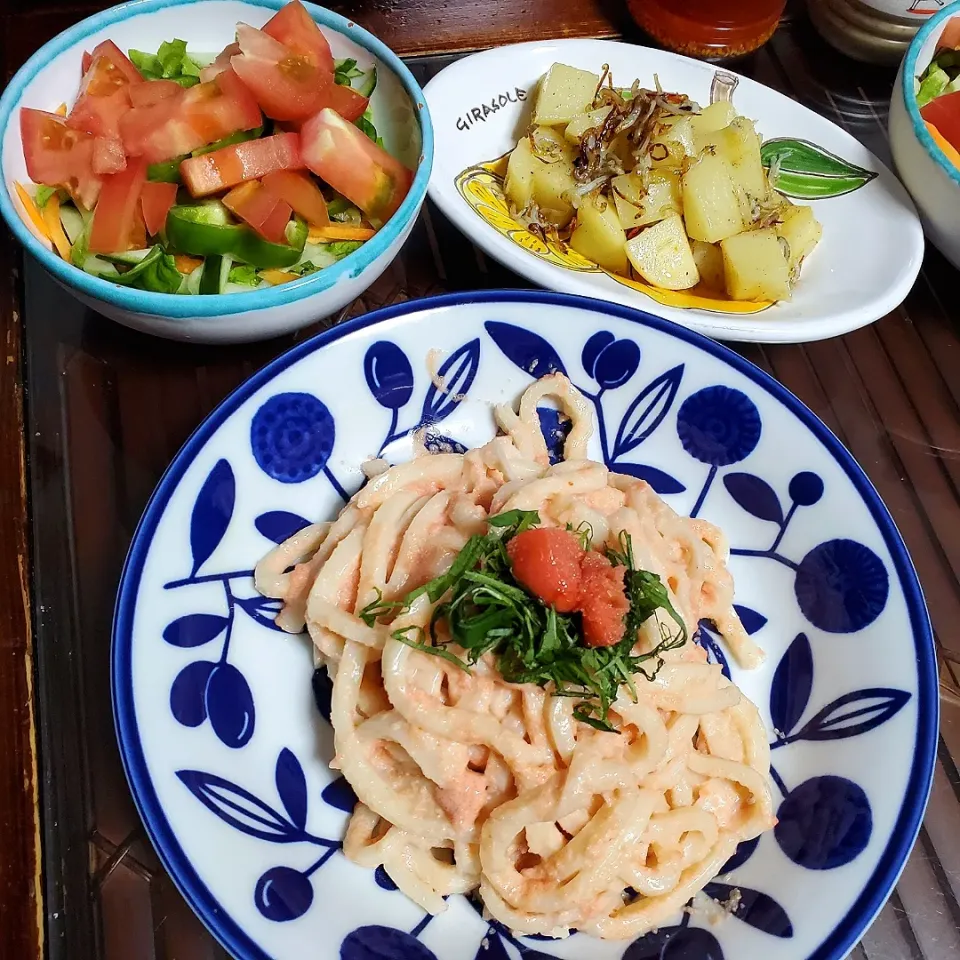 男子ごはん🍚🍴
明太子うどん
じゃがいもガーリック炒めのしらすのせ
サラダ🥗|dai.noriさん