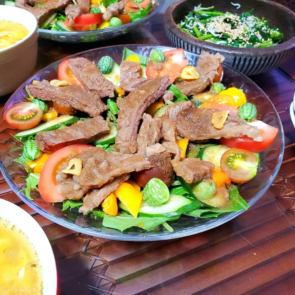 奥様料理♪(^o^)v
ステーキ🥩と彩り野菜
モロヘイヤのしらす和え
たまごスープ|dai.noriさん