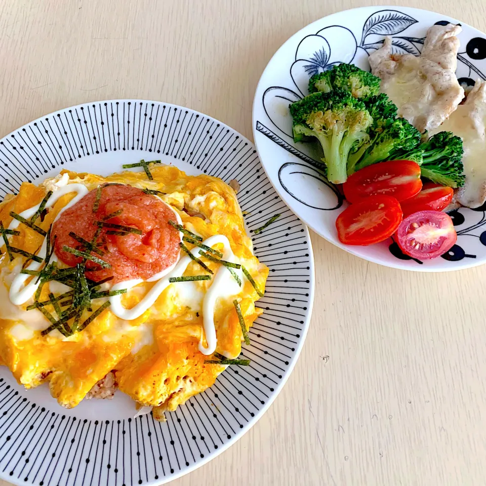 お昼ご飯☺︎オートミール米化明太子オムライス☆とりのささみチーズ焼き＆ブロッコリー、プチトマト|とまこ(*^o^*)さん