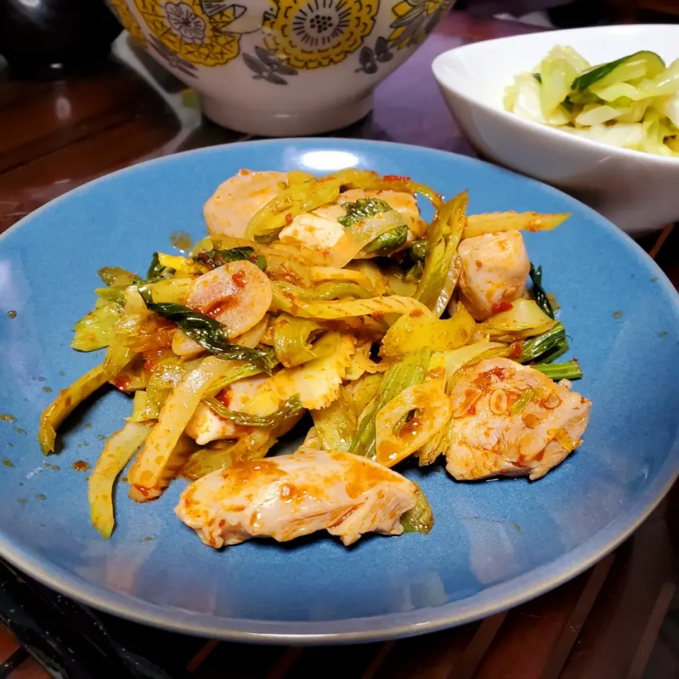 奥様料理♪(^o^)v
セロリと鶏肉の豆板醤炒め
キャベツときゅうりの浅漬け
見えないけどスープ|dai.noriさん