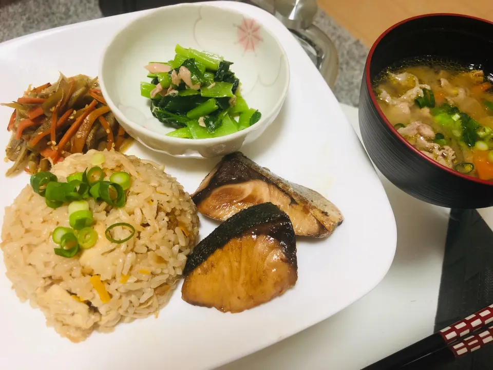 炊き込みご飯 ぶりの照り焼き きんぴらごぼう 小松菜ツナ和え 豚汁　（食育メニュープランナー）|aさん