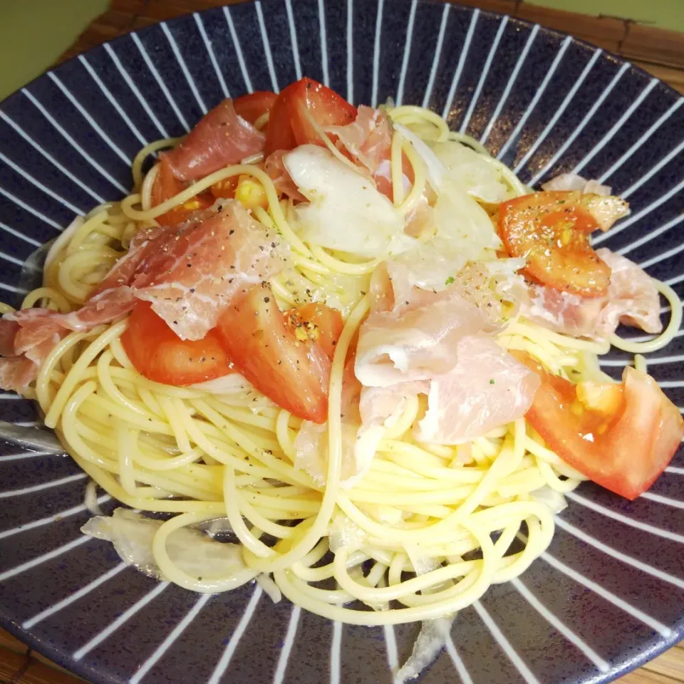 Snapdishの料理写真:生ハムとトマトの冷製パスタ|けろよんさん