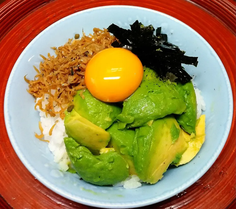 Snapdishの料理写真:アボカ丼🥑|あらいぐまのしっぽさん