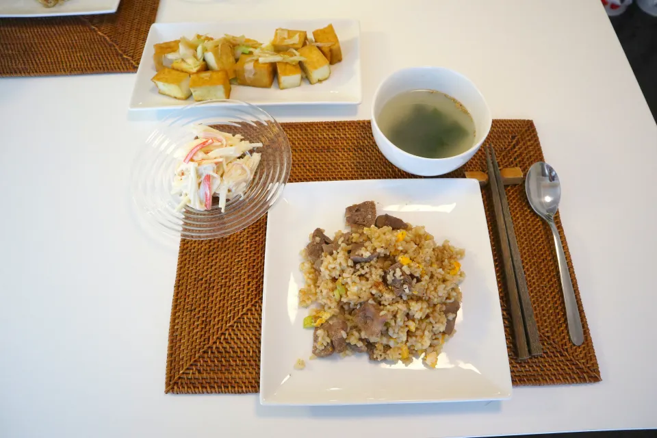 今日の夕食 牛肉の黒酢炒飯、大根サラダ、わかめスープ、厚揚げのナンプラー焼き|pinknari🐰🌈さん