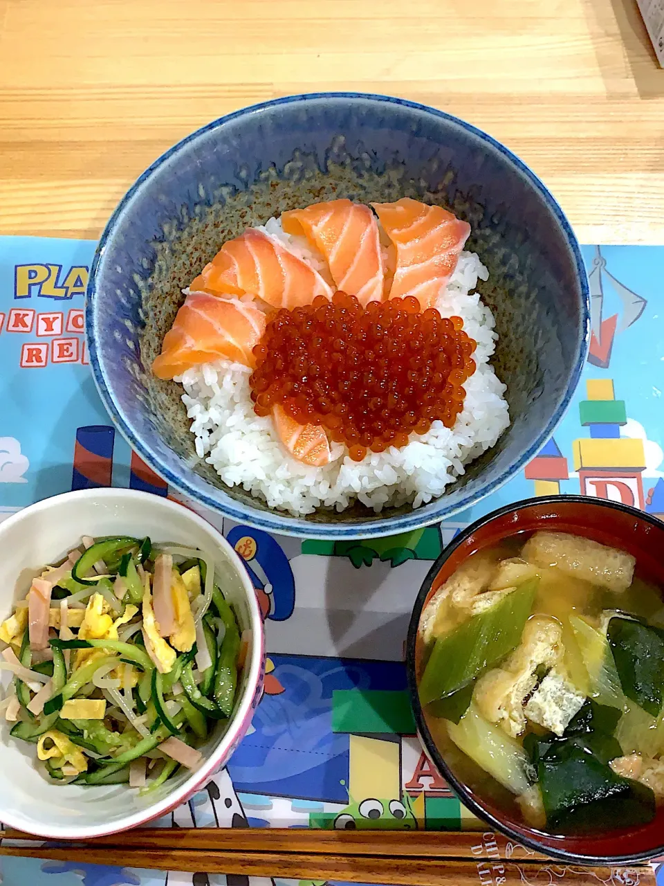 ・サーモンいくら丼　・中華春雨サラダ　・お味噌汁|ぺろたんさん