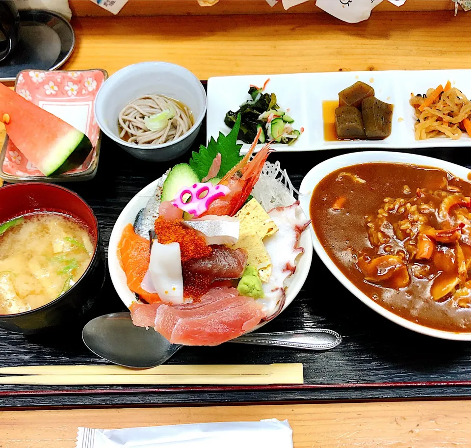 Snapdishの料理写真:北海道苫小牧市「弐七食堂」の海鮮丼とホッキカレーのハーフサイズ|Happy suzumeさん