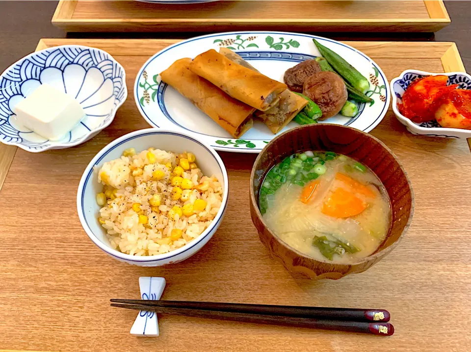 Snapdishの料理写真:バター醤油のトウモロコシご飯　冷奴　ナスと玉ねぎ人参豚肉の春巻き　カクテキ　お味噌汁|NAKATAさん