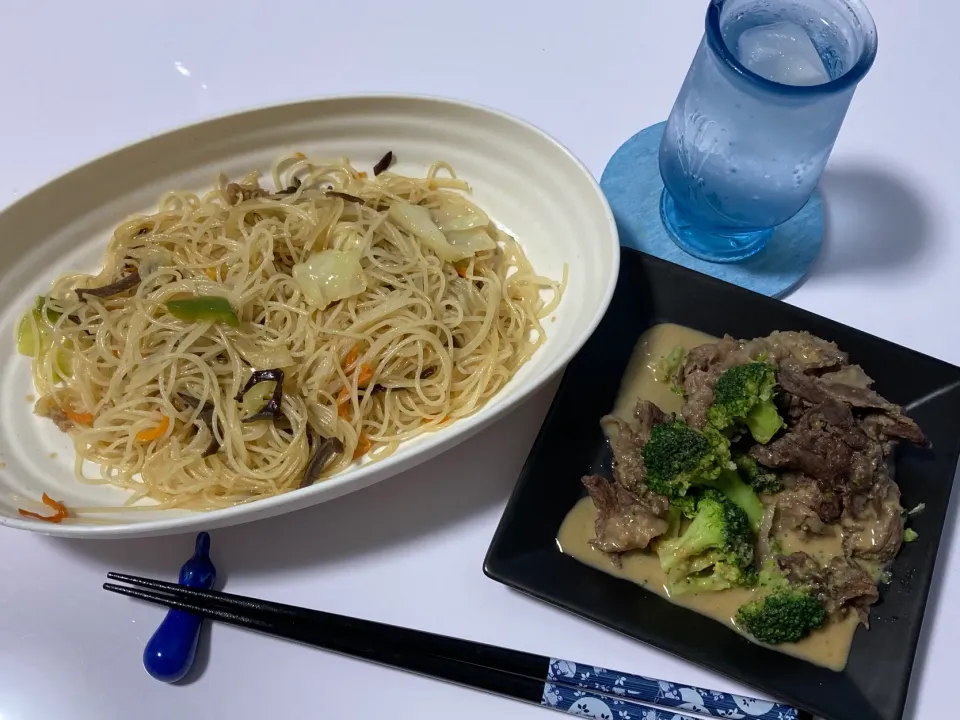 Snapdishの料理写真:焼きビーフンと牛肉とブロッコリー蒸し🐂🥦|Kojiさん